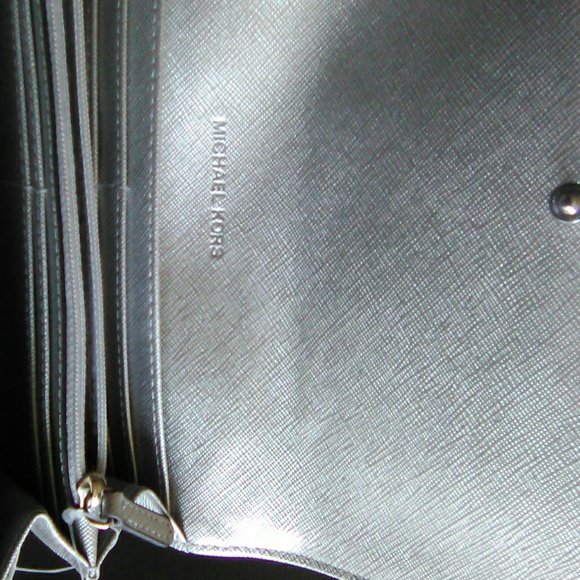 Michael Kors Jet set Travel Wallet - Picture 2 of 3